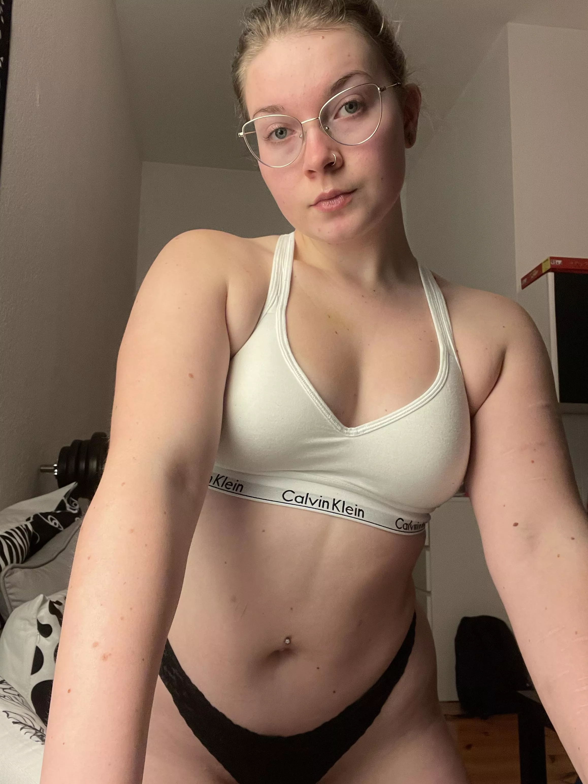 What catches ur attention first? (18f)