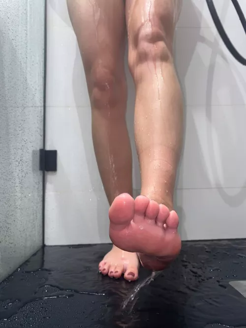 Who wants to shower with me? 💦💧 If you lick and massage my feet you can look down on me 💋😏 My feet and pussy are so wet 🫦