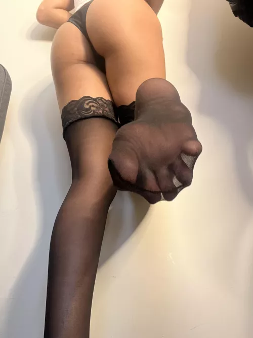 Who wants to worship these feet ?😏