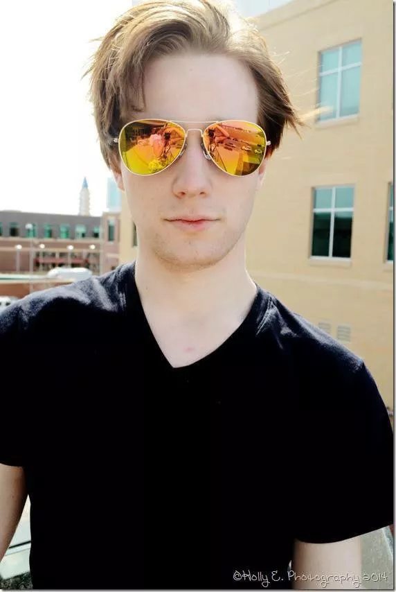 Anyone fancy a chat? Discord is best! PM? Also, I’m an old modeling photo of me… 🫢