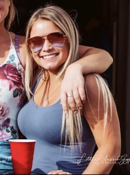 Blondes in blue 🤤