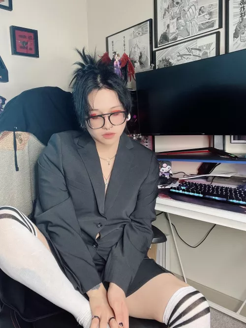 Buisness ontop, femboy below ;3