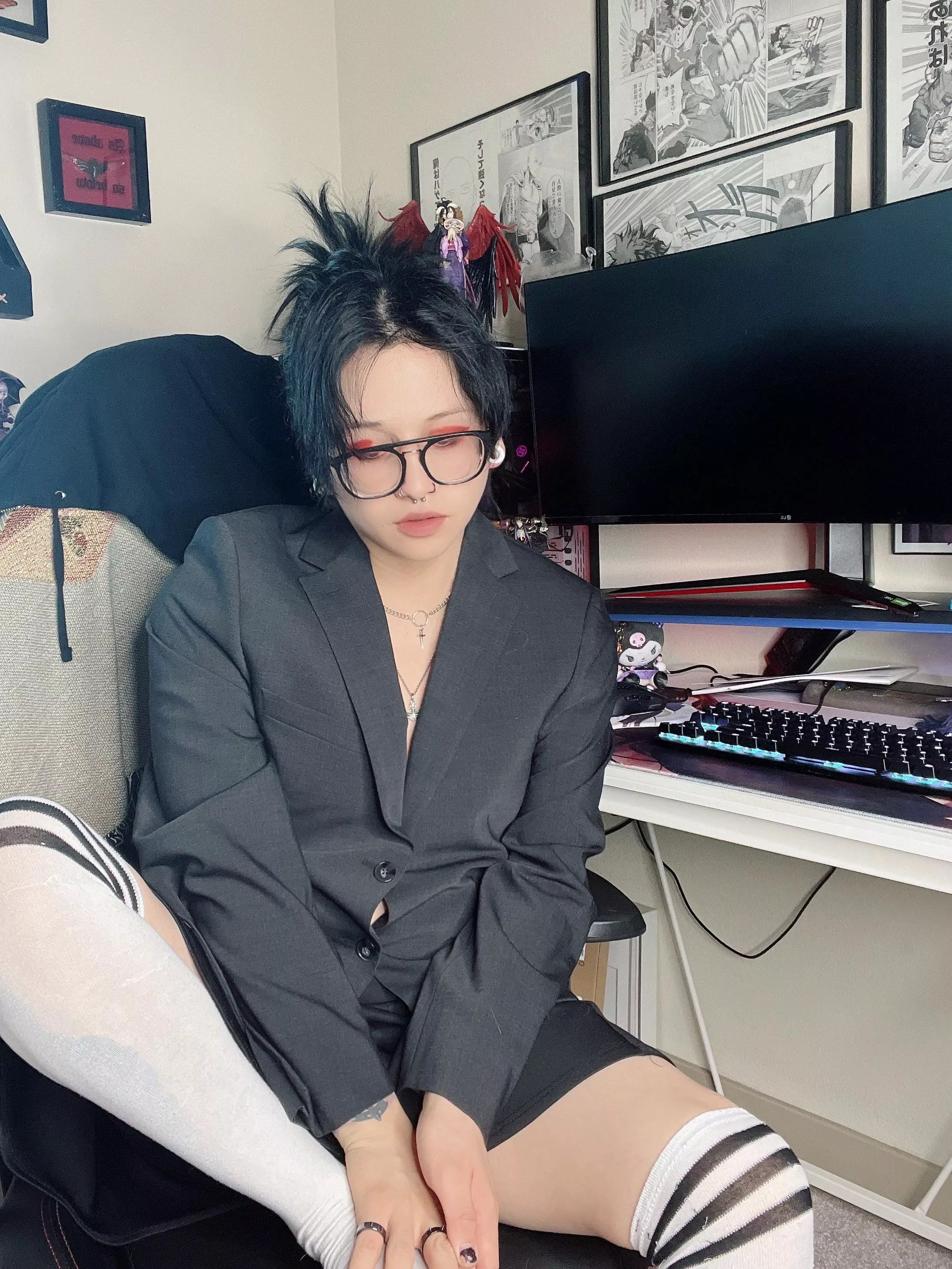 Buisness ontop, femboy below ;3