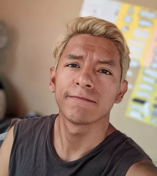 Chill selfie to update my feed🤳🏽🤗, and show my hair color 👱🏽