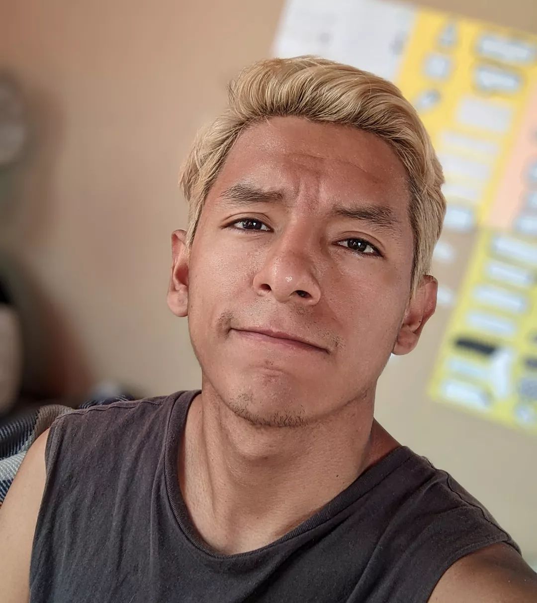 Chill selfie to update my feed🤳🏽🤗, and show my hair color 👱🏽