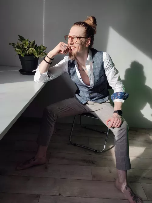 enjoying the sun ☀️ hope you're having a great time 🤘