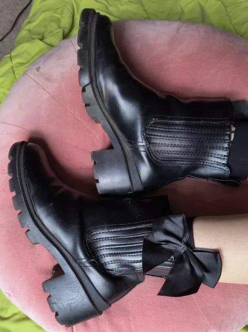 Favorite boots and a fresh pedicure. wanna see them come off?