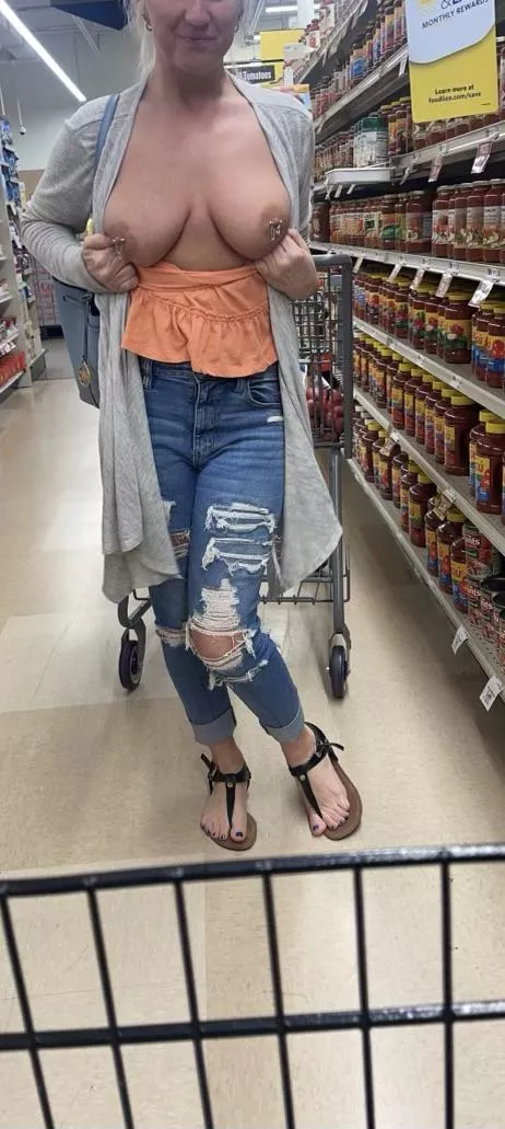 Grocery shopping is more fun with your tits out