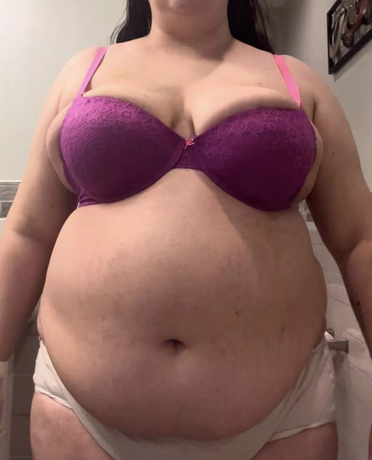 In love with my round belly🐷,Any serious feeder wanna chat?