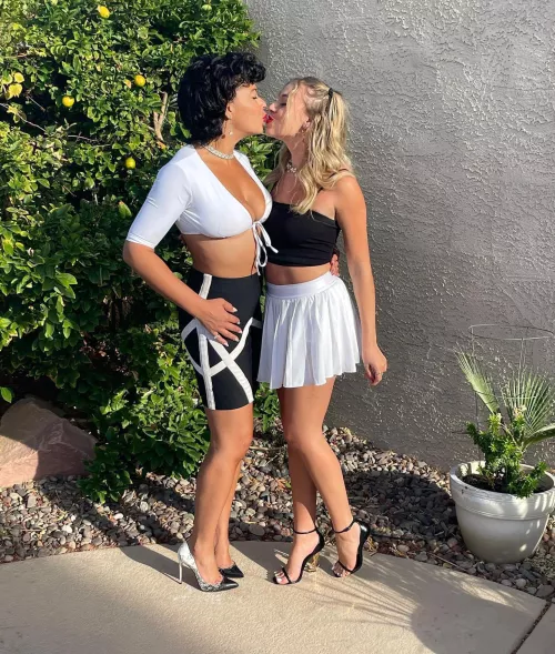 Kissing babes