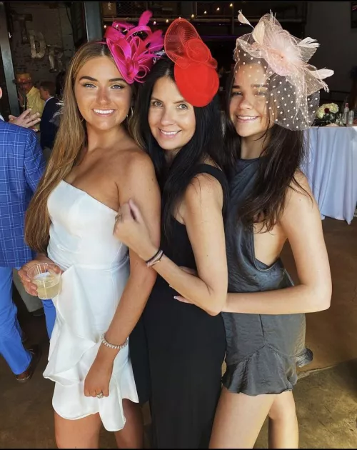 Mom and daughters 😍😍