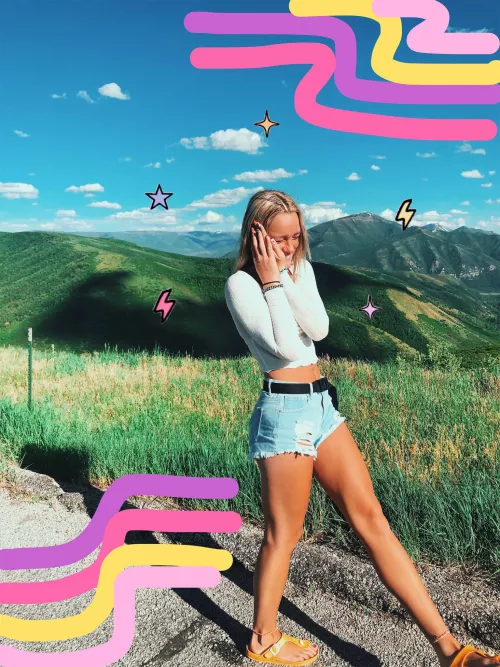 Short jeans shorts and a long-sleeve crop are such a sexy combo!