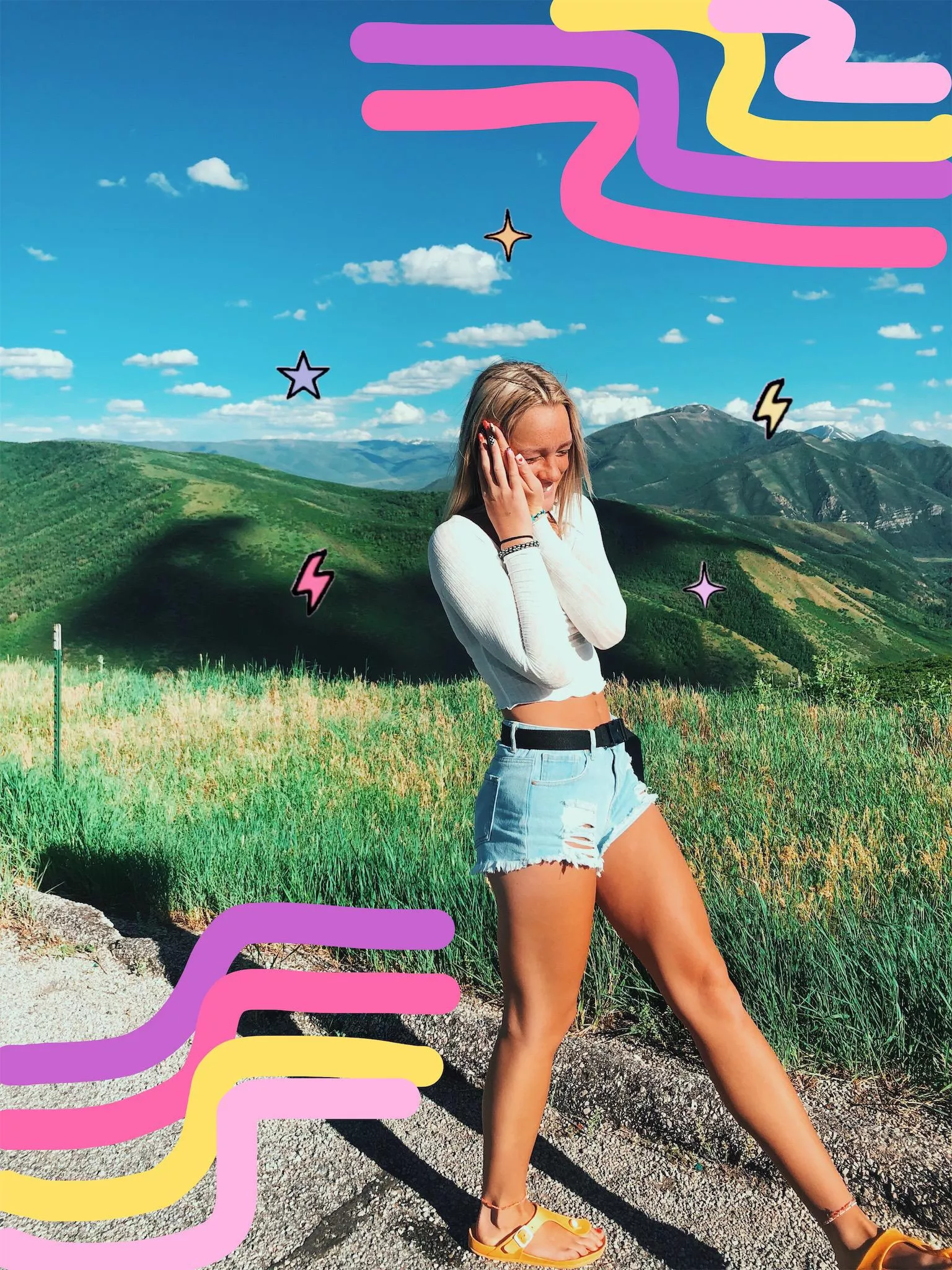 Short jeans shorts and a long-sleeve crop are such a sexy combo!