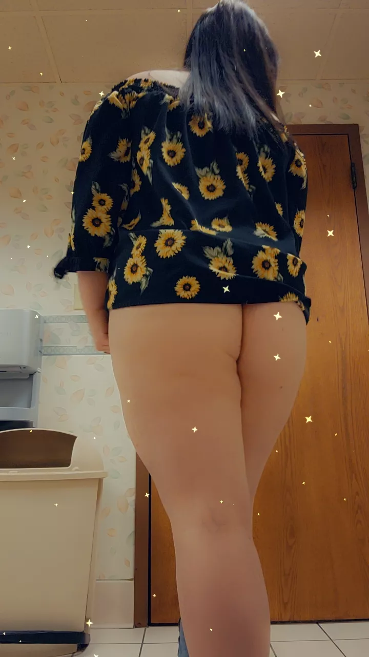 Should I pull my dress back down or no 😘