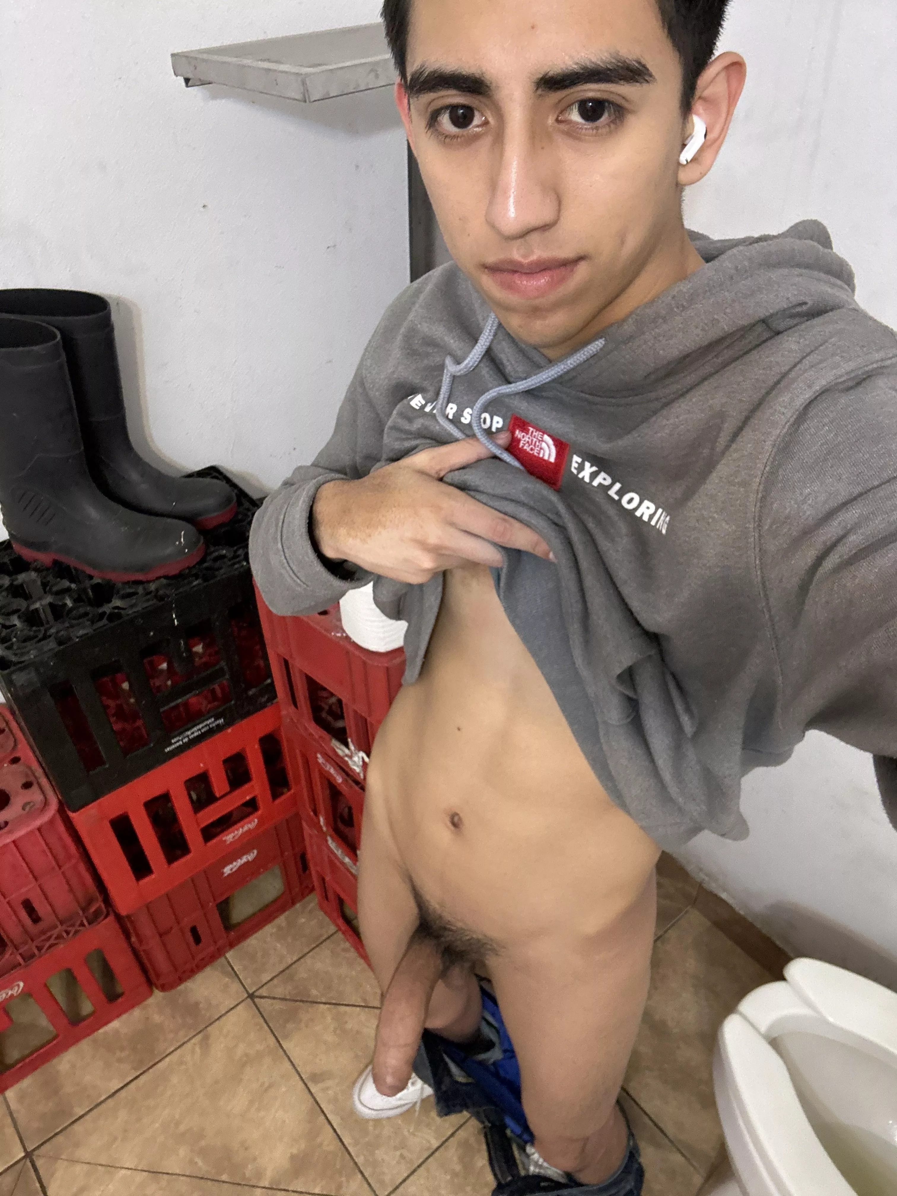 Suck me offf at work another employee might come in tho🤭