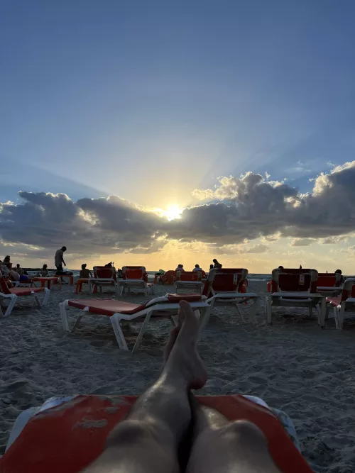 Sunsets with my traveling feet 🦶
