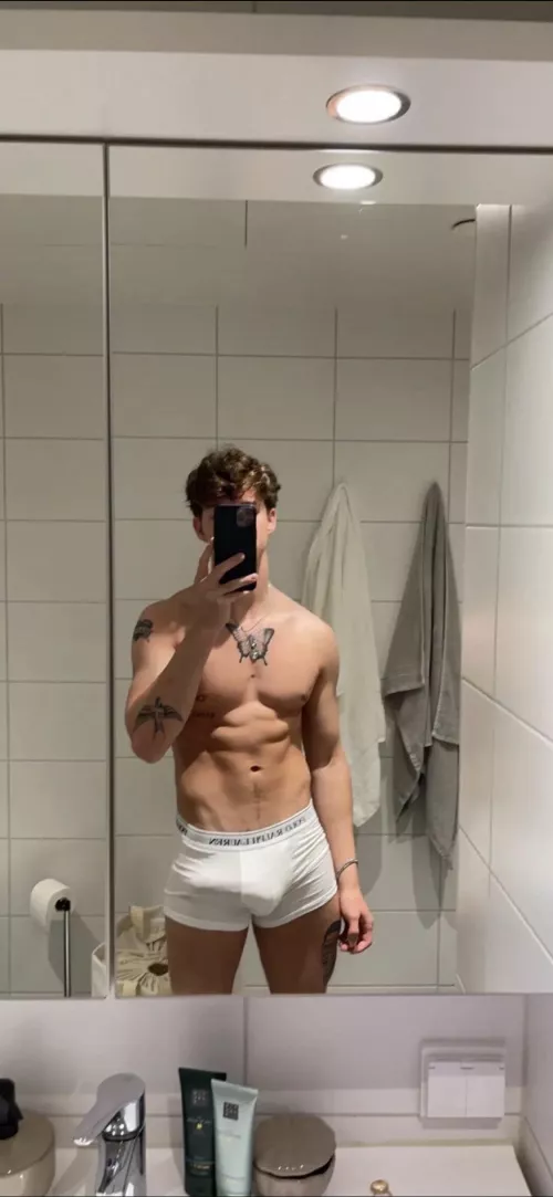 what u staring at? dms open ;)