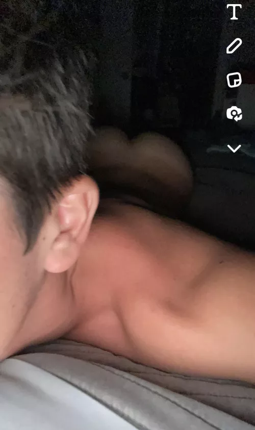 18 m fit bottom looking for fit hung tops to trade with later or for bromance @stuzts