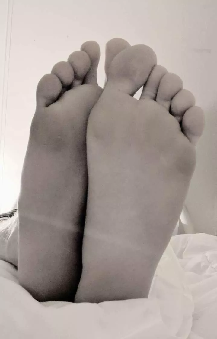 19M Growing twice the size of my friends in school gave me a size kink for comparing with tiny feet. And I’m even bigger now 😈