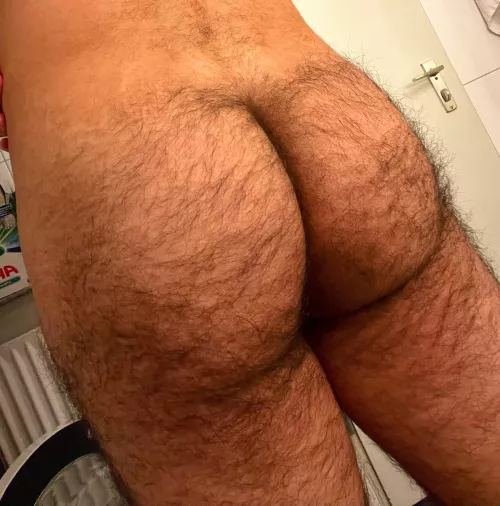 24 in shape DL with a furry bubble butt.