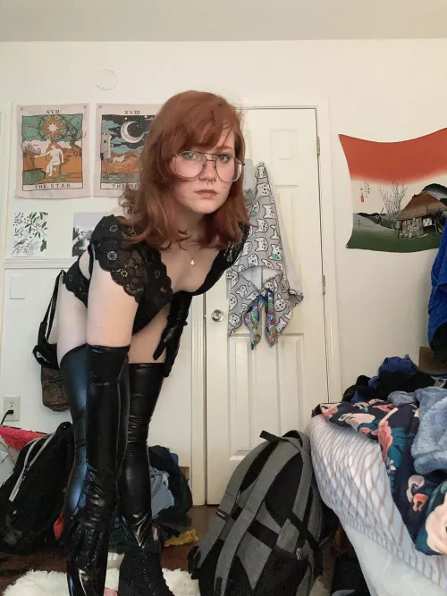 All sub should be on all fours to worship me and my boot
