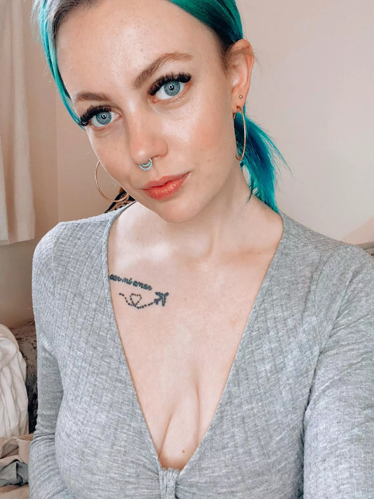 Blue eyes , blue hair ... and braless 😅🤘