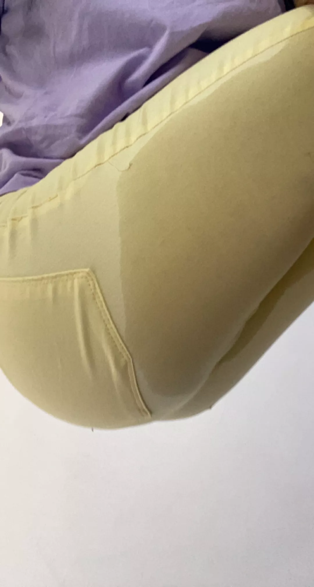 Can you help me dry the pee💦💦 off my🍑 butt?