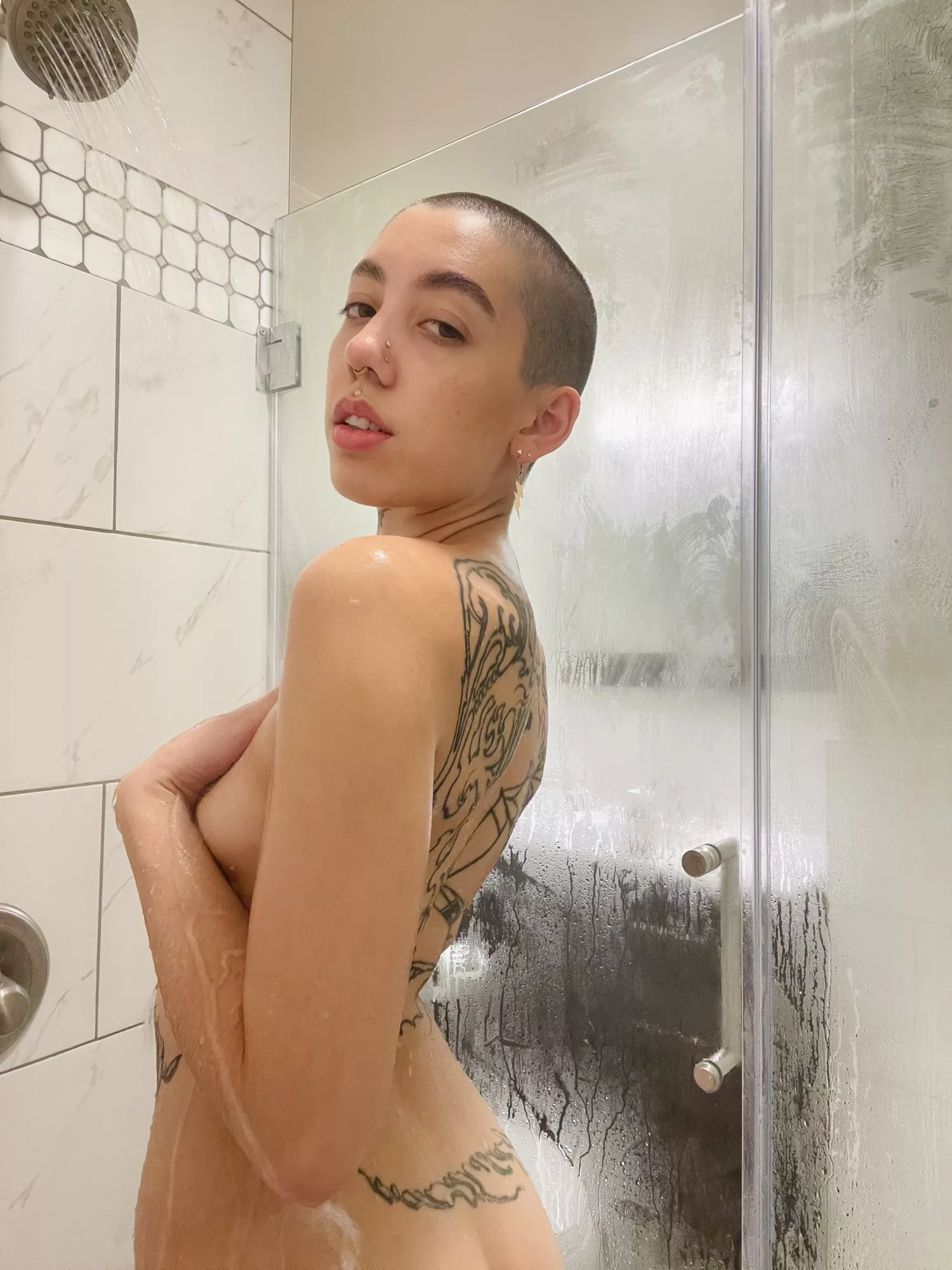 Come take a shower with me? 🍑💦