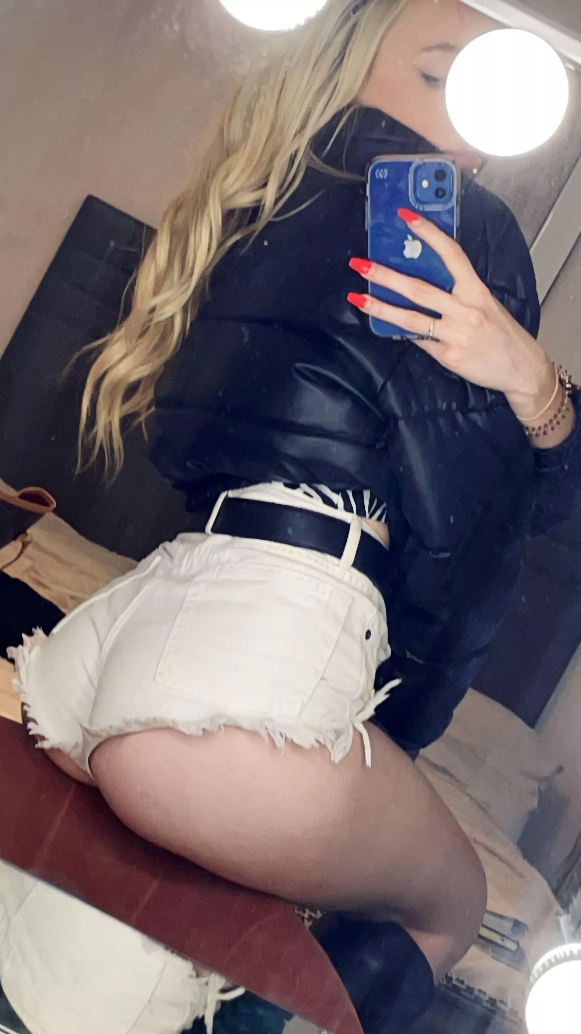 [F19]Do you guys like Jean booty shorts ?