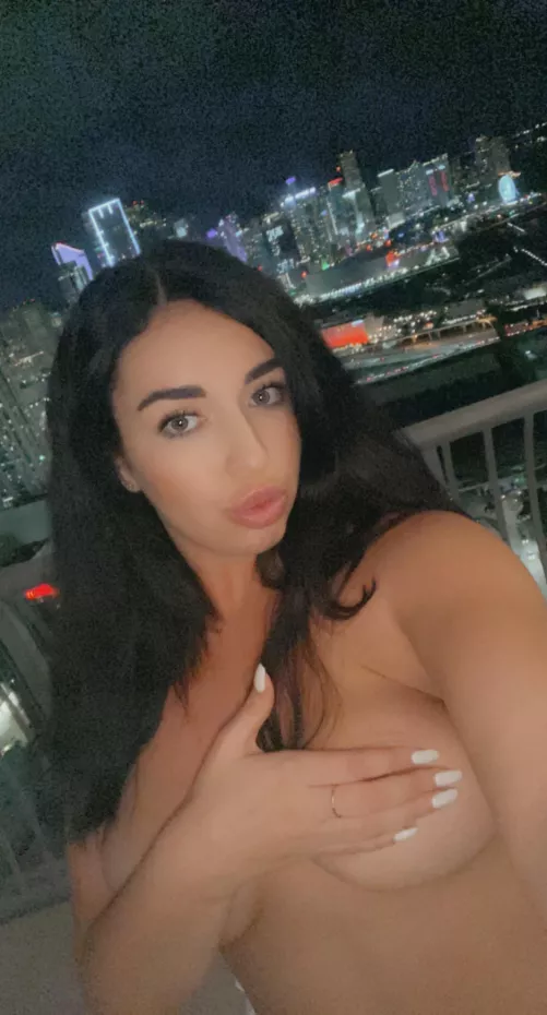 Goodnight titty flash to the whole city from my balcony ❤️