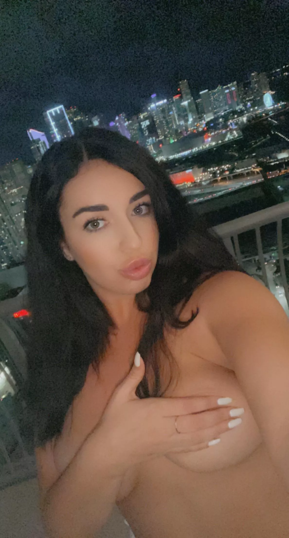 Goodnight titty flash to the whole city from my balcony ❤️