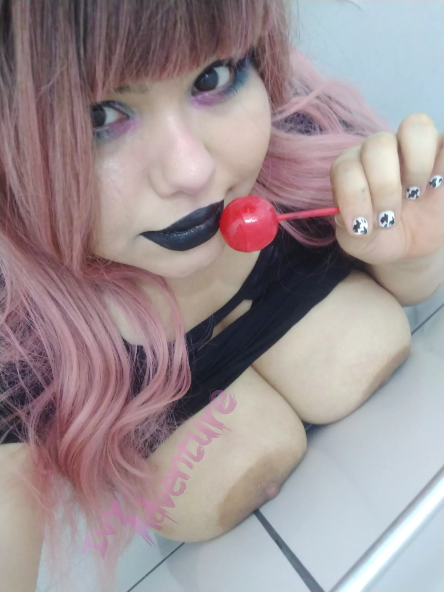 I feel cute with my tits out!