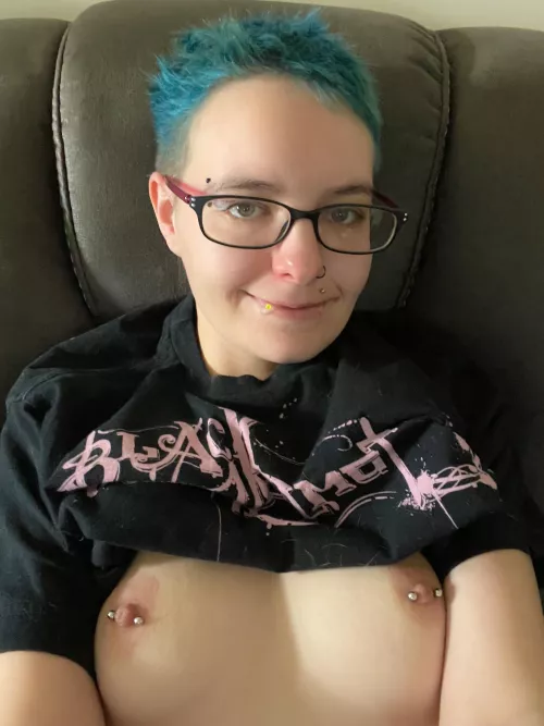 I’m a sick boi. Wanna cuddle? It might help me feel better 🖤