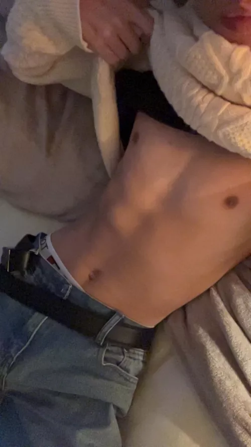 M18 skinny twink bottom looking for older guys