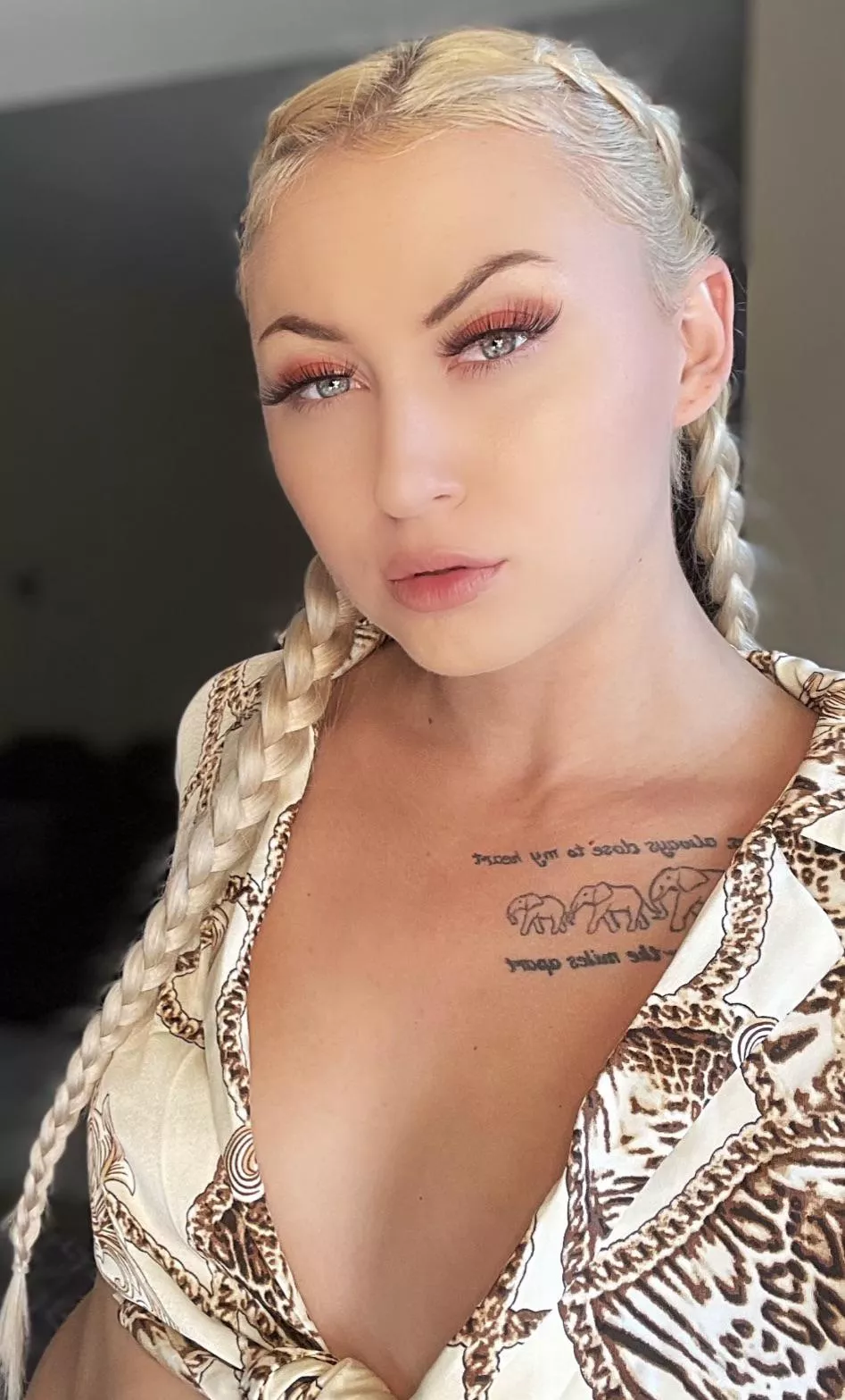 My shirt almost off💋