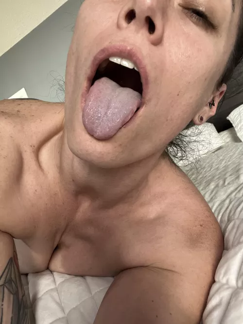 Opened wide, waiting for a hard 🍆