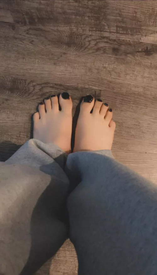 painted my toenails <3