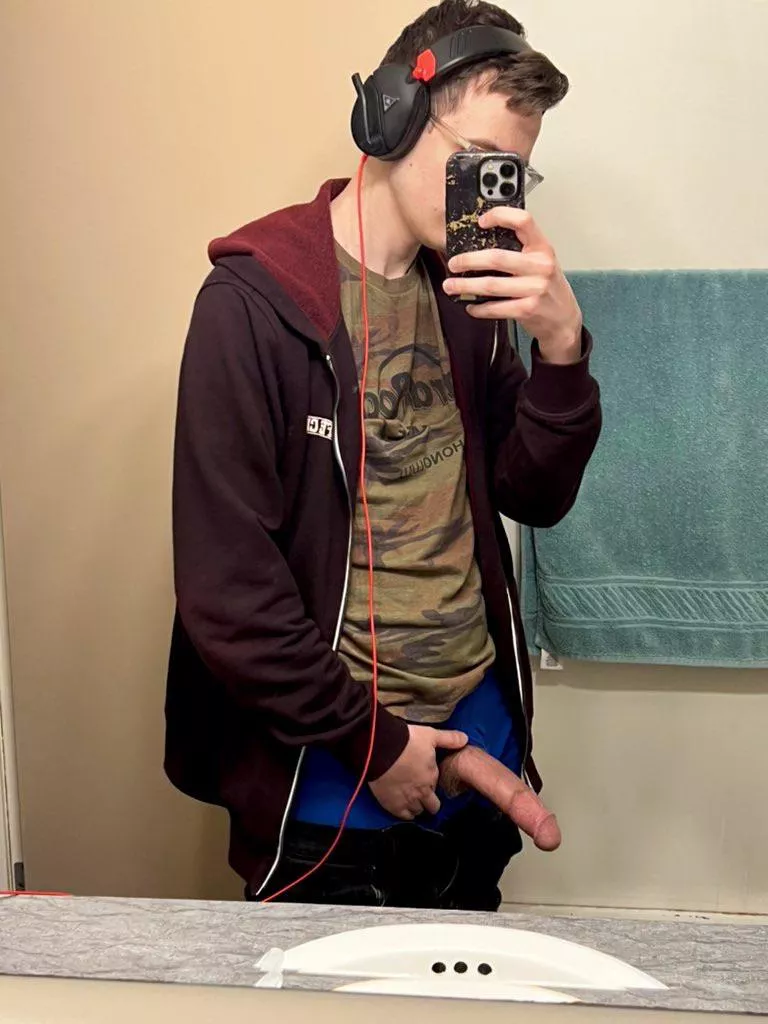 Suck my cut cock while I game?