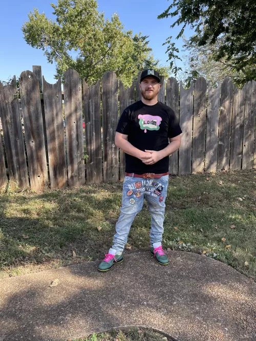 25m . I show my face & I LOVE being screenshotted. I’ll take pics in any position with any caption. Please make fake accounts with my pics. Nobody knows I’m a pathetic little bitch sc : thatguyyyyy