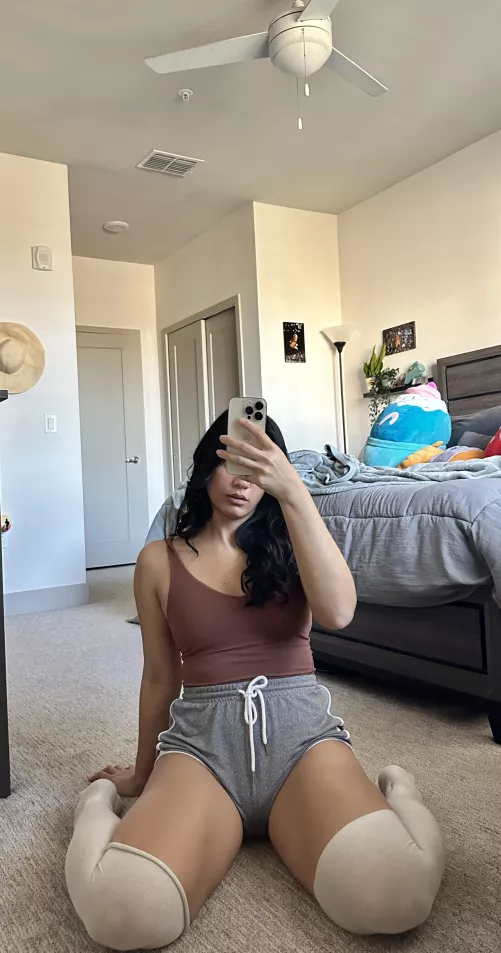 Do you like thigh high thighs feet prisons?