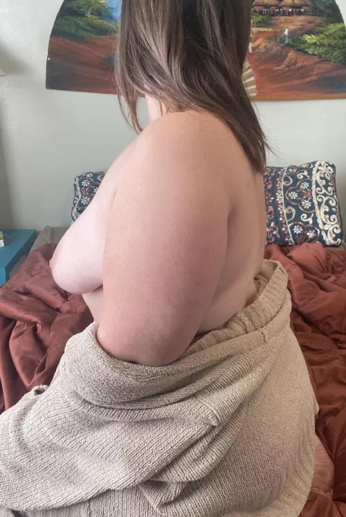 i like my ladies like i like my sweaters— soft and fluffy 🤗