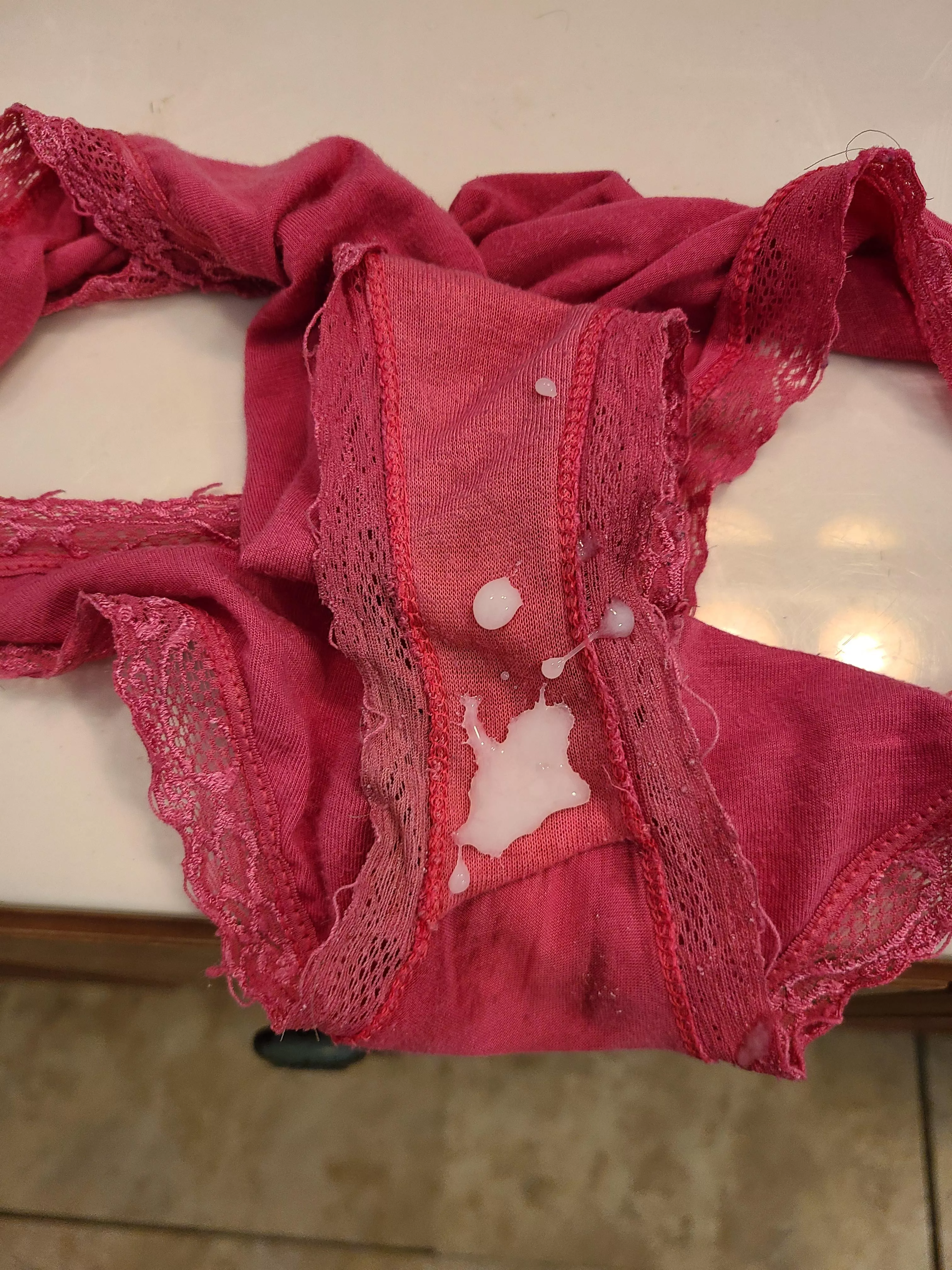 If only you could smell her in these panties 😍