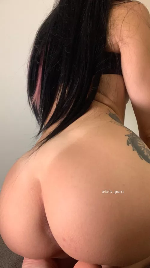 🌸 Looking for a man to eat my ass. Any volunteers? 🌸