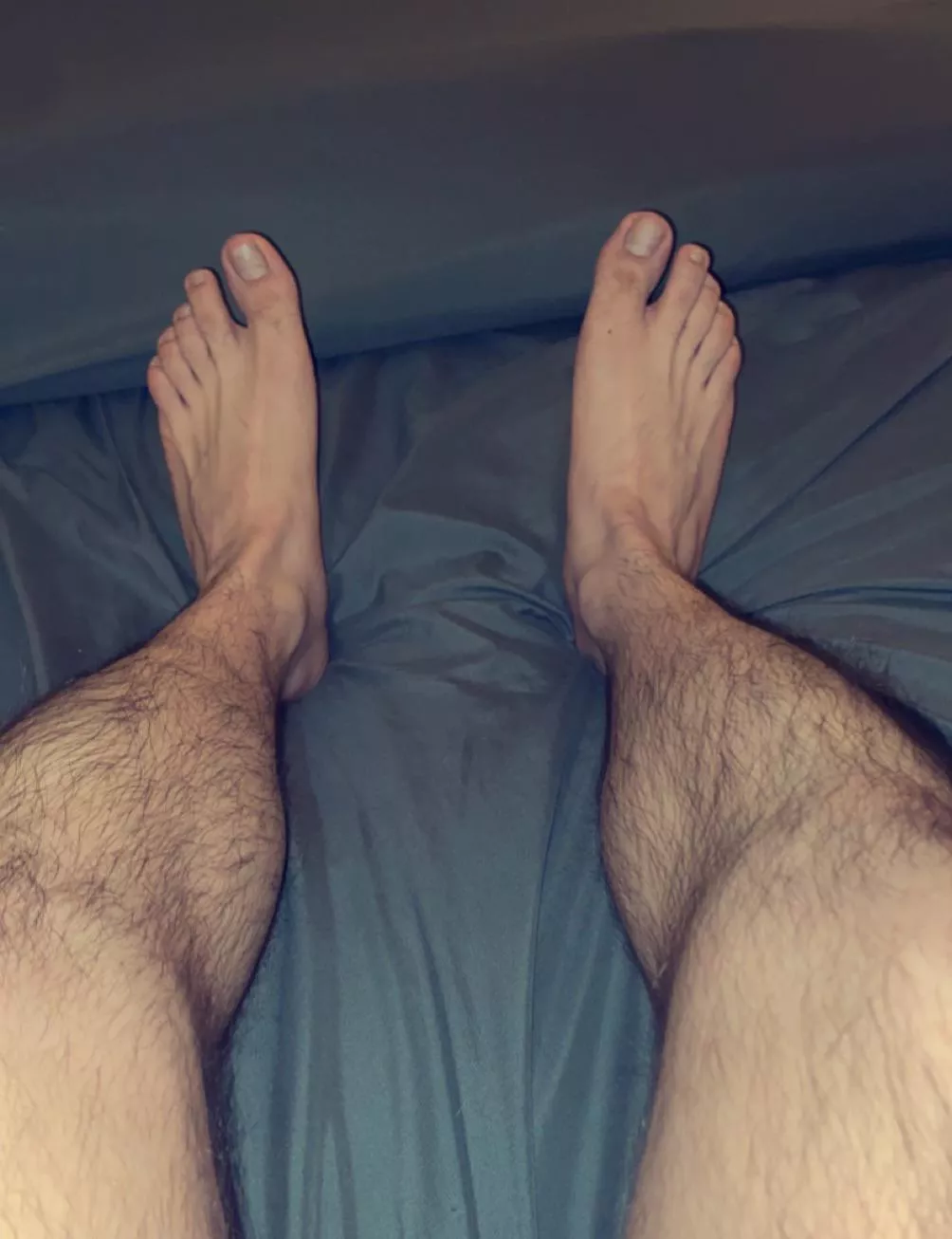 my feet and hairy legs need some loving 👣😛