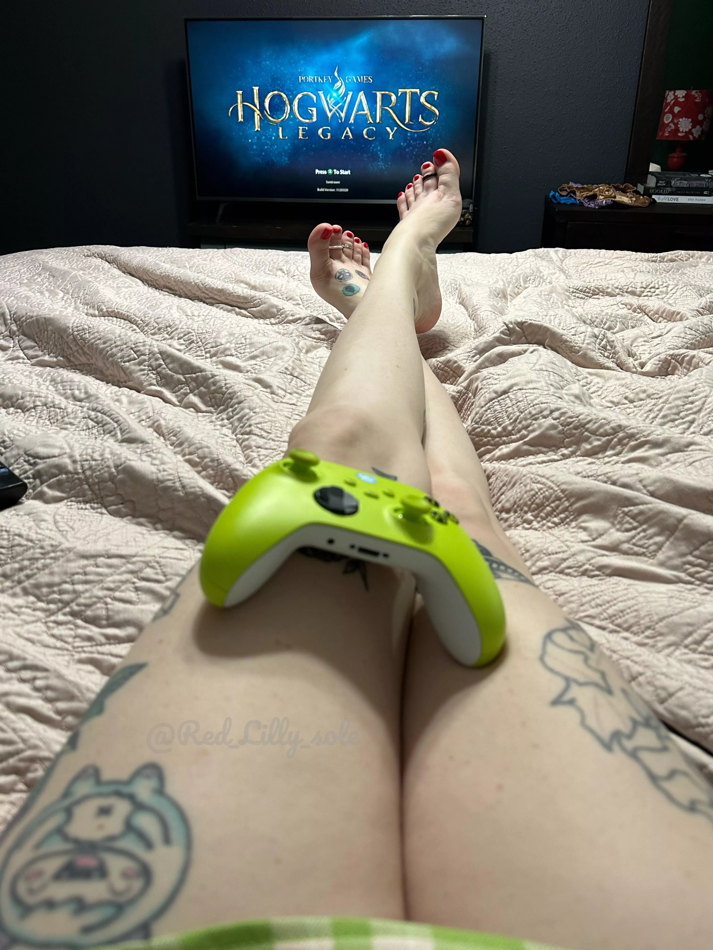 Need someone to worship my feet while I play (oc)