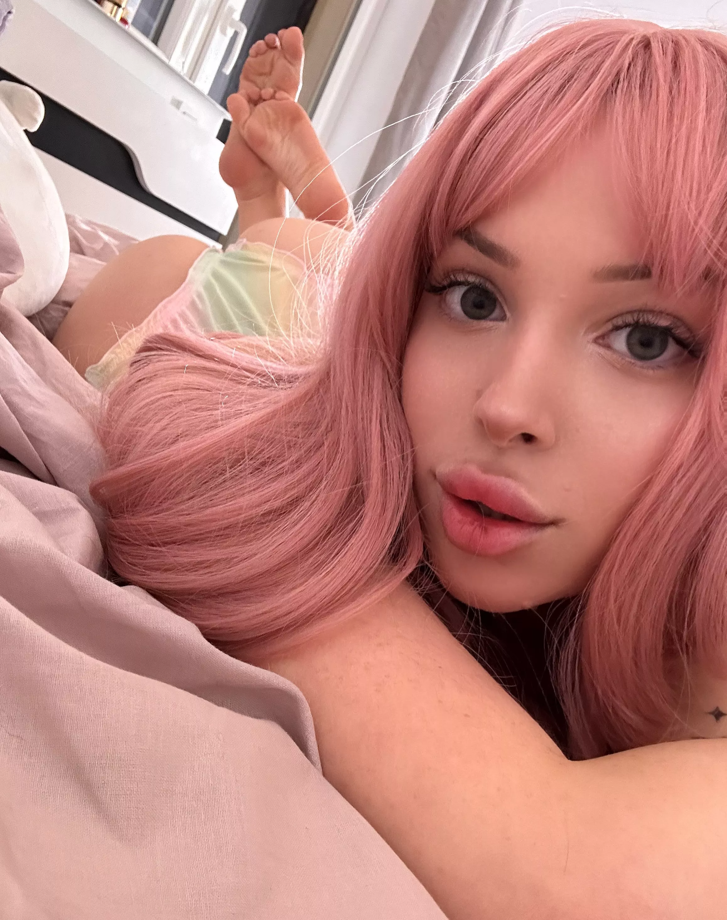 [OC] My feet need your tongue :3