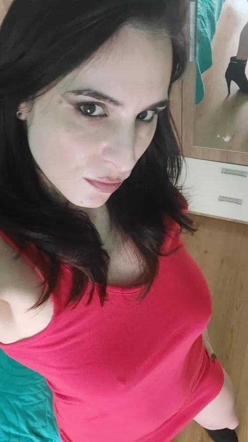 Red dress and no bra,best combination ever