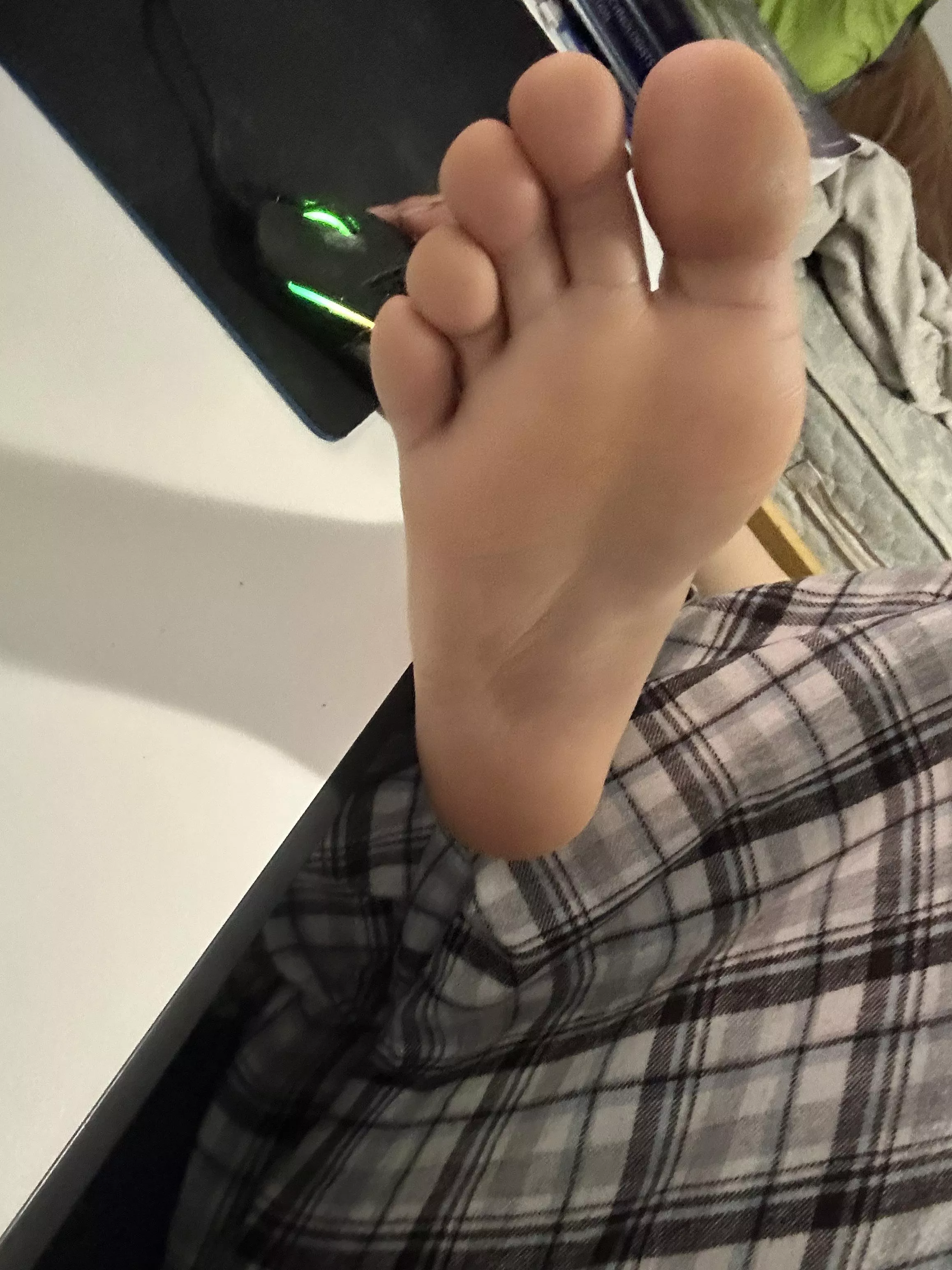 So smooth~ anyone wanna rub their dick on it??