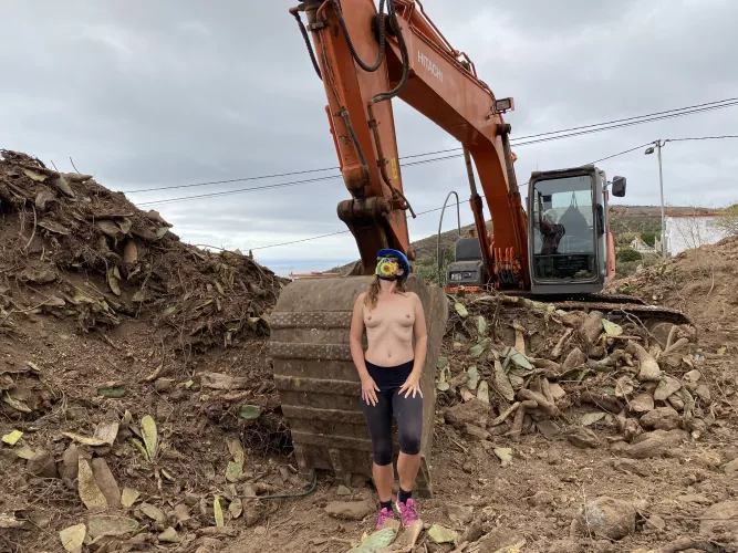 Taking a break from work, I can handle some big machines like a real milf F48