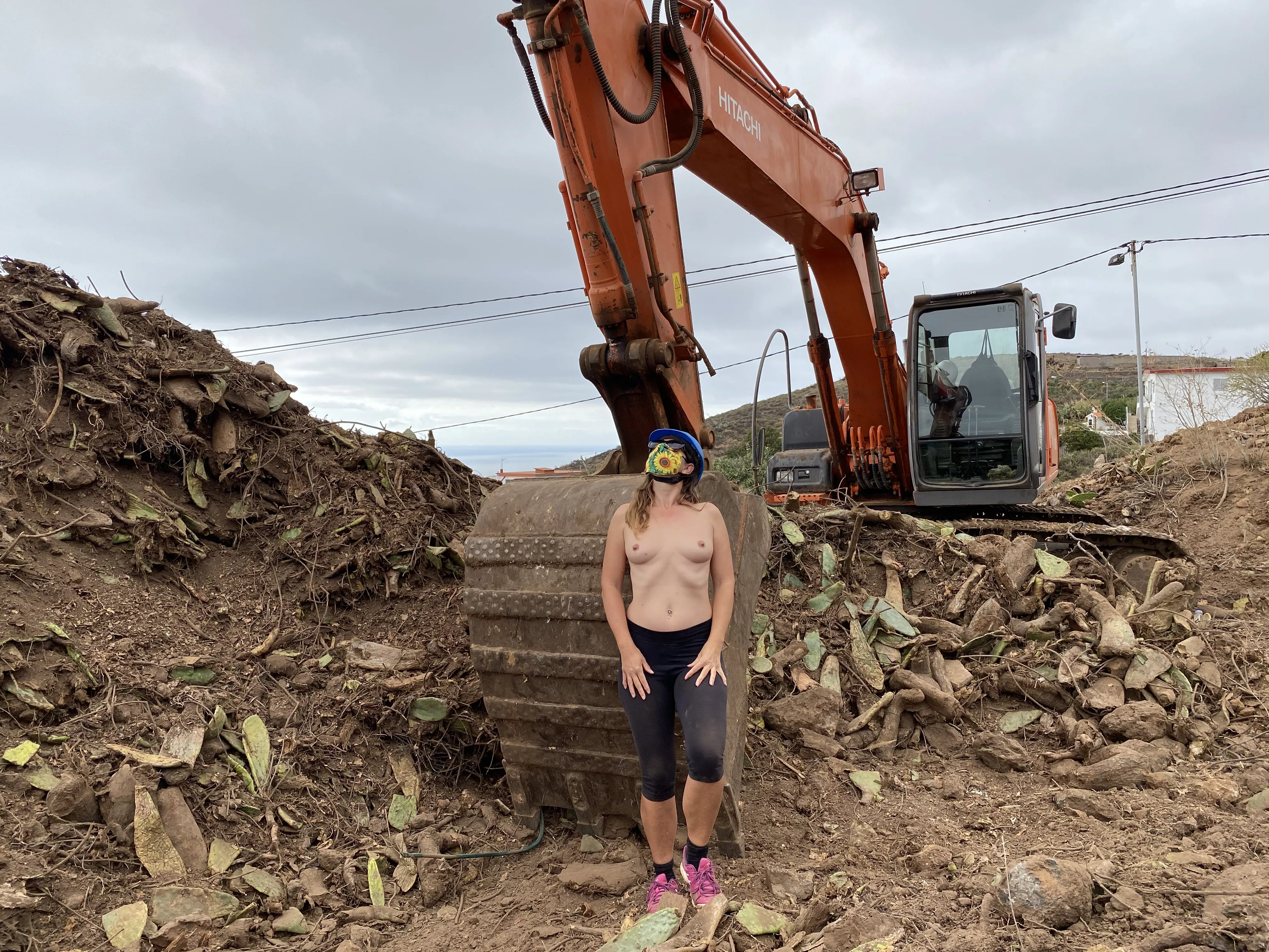 Taking a break from work, I can handle some big machines like a real milf F48